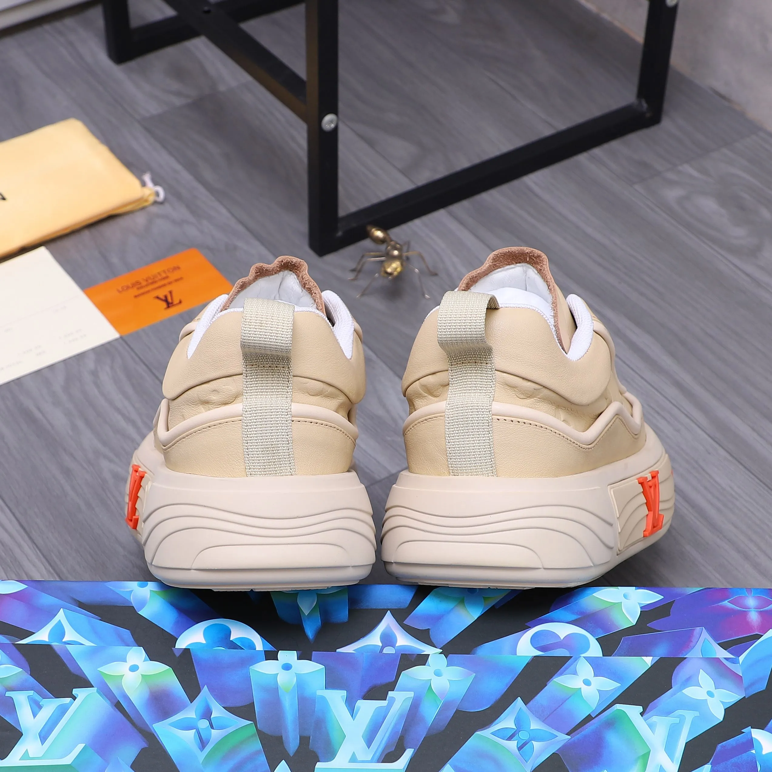 Men's shoes 💰560 Product trademark: LV [Louis Vuitton] casual shoes, regular size. Size: 38-46 (38.45.46 is custom-made and non-returnable) Product materials: Selected high-quality cowhide stitching embossed cowhide upper, cowhide insole, mesh lining, original outsole